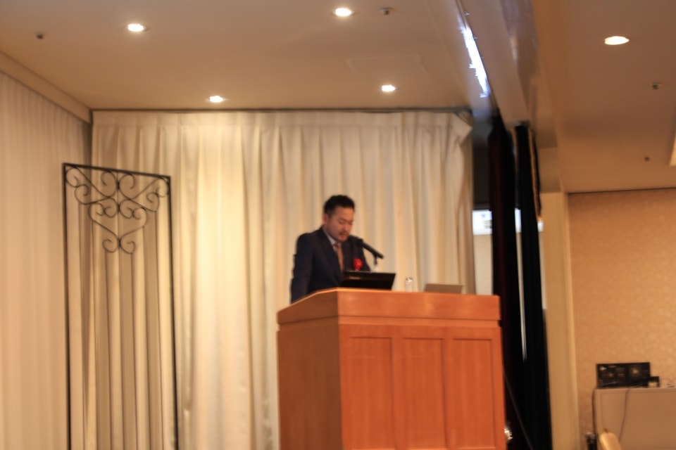 代表岡野開会の挨拶の様子