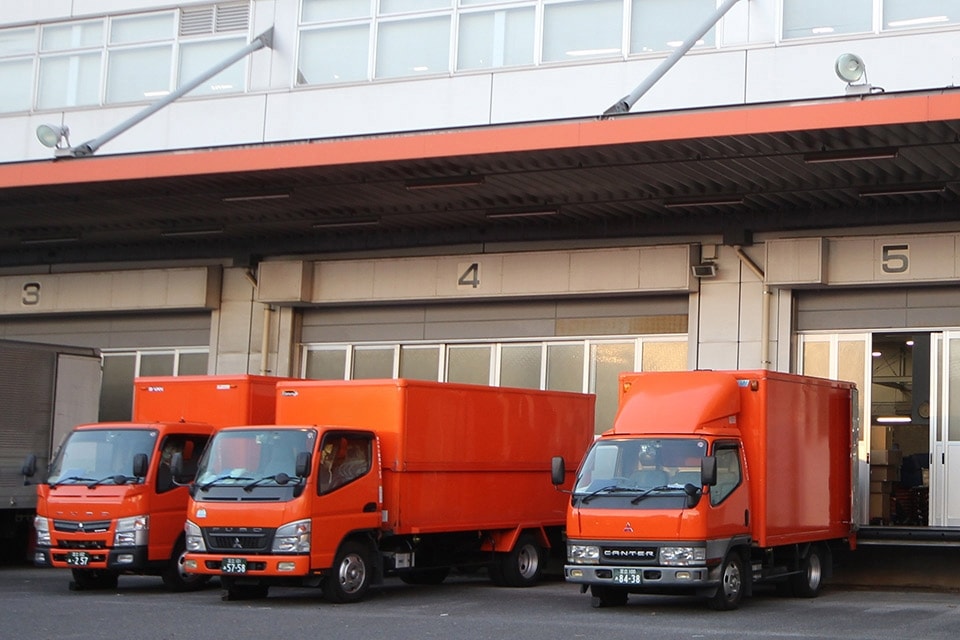 赤いトラックがトレードマーク