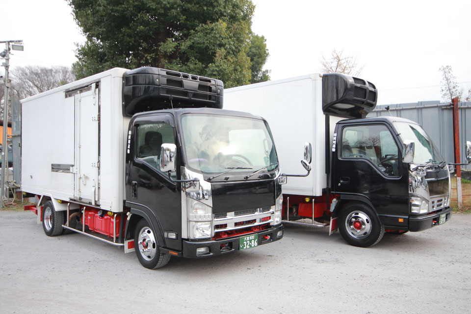 関翔運輸さんの漆黒に染まるクールな車輛