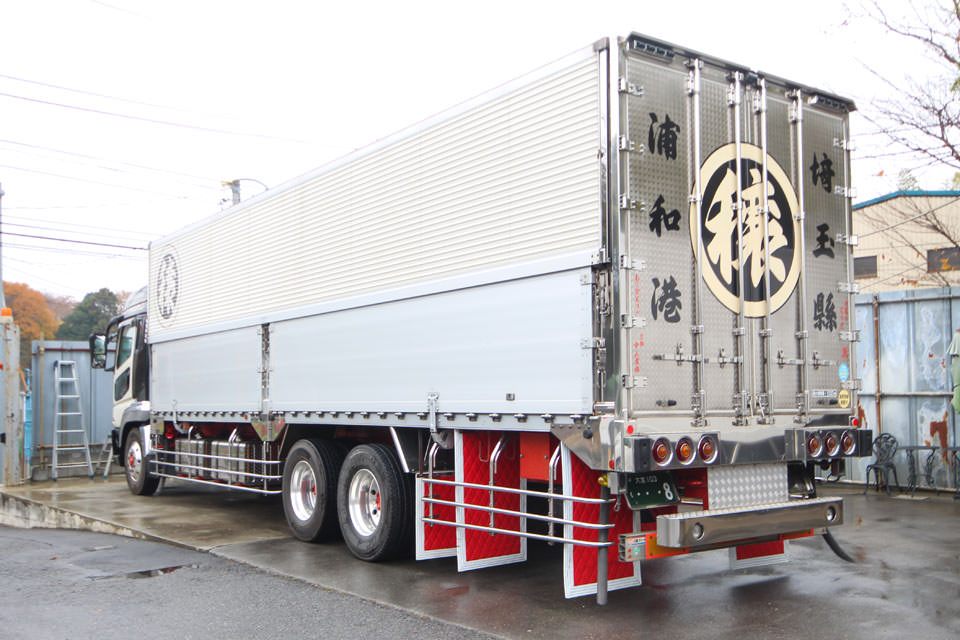 大型車両のエンブレムもクール