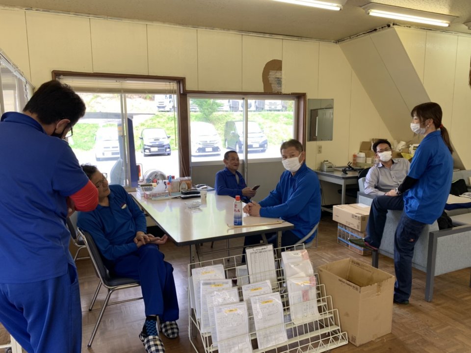 休憩時間は和気藹々と気ままに過ごしています